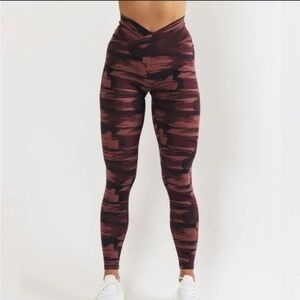 Alphalete Surface Power Pink/Purple Camo Leggings‎ Small